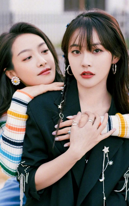 宋茜，张佳宁亲密无间户外美拍写真照