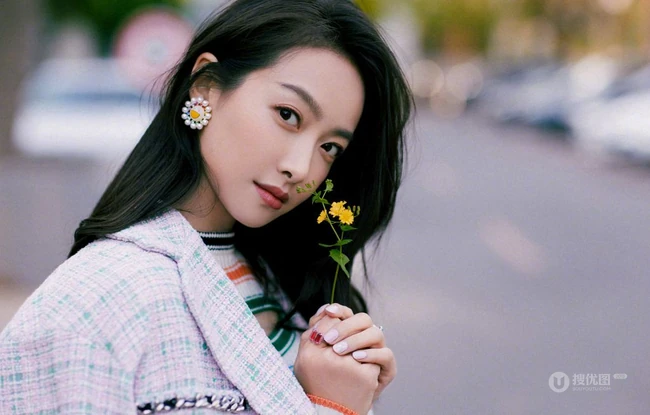 宋茜，张佳宁亲密无间户外美拍写真照