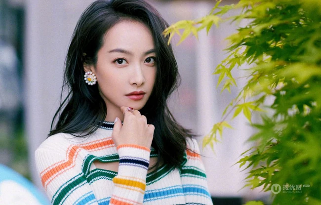 宋茜，张佳宁亲密无间户外美拍写真照