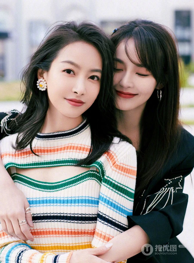 宋茜，张佳宁亲密无间户外美拍写真照