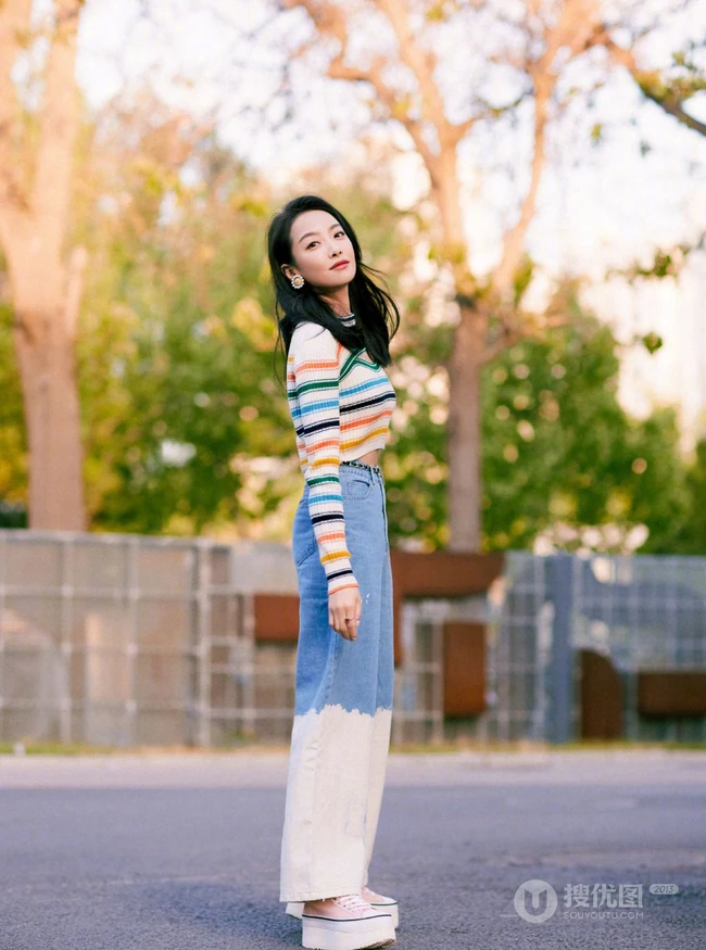 宋茜，张佳宁亲密无间户外美拍写真照