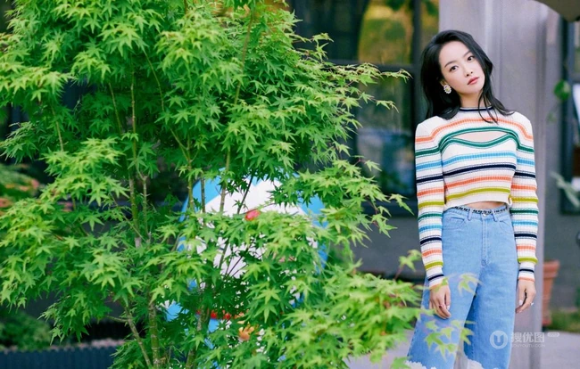 宋茜，张佳宁亲密无间户外美拍写真照