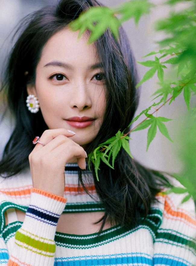 宋茜，张佳宁亲密无间户外美拍写真照