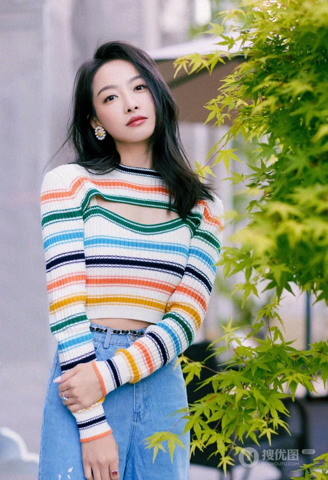 宋茜，张佳宁亲密无间户外美拍写真照