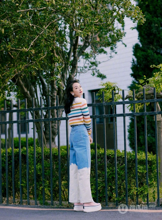 宋茜，张佳宁亲密无间户外美拍写真照