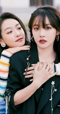 宋茜，张佳宁亲密无间户外美拍写真照