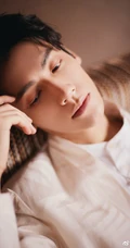 罗云熙化身白衣王子，手拿花朵，尽显魅力型男气质