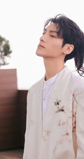 罗云熙化身白衣王子，手拿花朵，尽显魅力型男气质