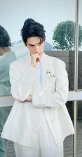 罗云熙化身白衣王子，手拿花朵，尽显魅力型男气质