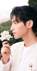 罗云熙化身白衣王子，手拿花朵，尽显魅力型男气质