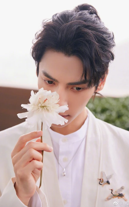 罗云熙化身白衣王子，手拿花朵，尽显魅力型男气质