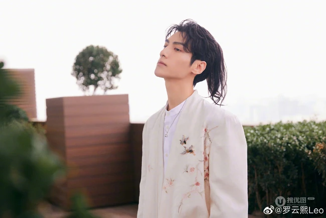 罗云熙化身白衣王子，手拿花朵，尽显魅力型男气质