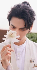 罗云熙化身白衣王子，手拿花朵，尽显魅力型男气质
