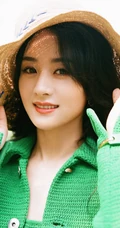 赵丽颖绿衣草帽笑容灿烂清新户外写真