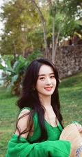赵丽颖绿衣草帽笑容灿烂清新户外写真