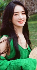 赵丽颖绿衣草帽笑容灿烂清新户外写真