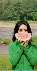 赵丽颖绿衣草帽笑容灿烂清新户外写真