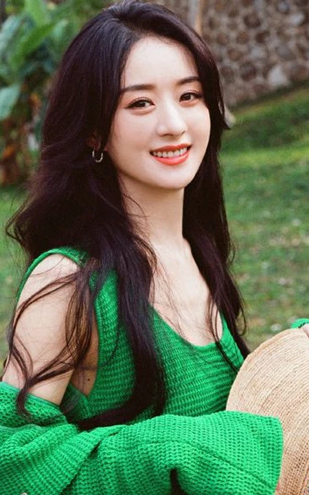 赵丽颖绿衣草帽笑容灿烂清新户外写真