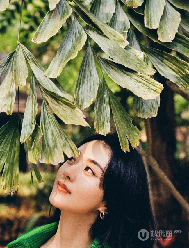 赵丽颖绿衣草帽笑容灿烂清新户外写真