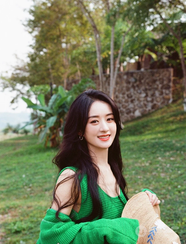 赵丽颖绿衣草帽笑容灿烂清新户外写真