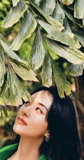 赵丽颖绿衣草帽笑容灿烂清新户外写真