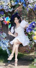 杨超越徜徉紫色花海户外清新清新写真图片