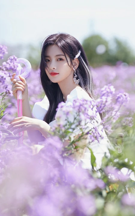 杨超越徜徉紫色花海户外清新清新写真图片