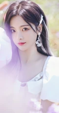 杨超越徜徉紫色花海户外清新清新写真图片