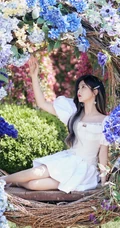 杨超越徜徉紫色花海户外清新清新写真图片