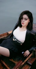 张天爱四月西湖小船酷飒写真，皮衣背心搭短裤尽显修长线条感身材