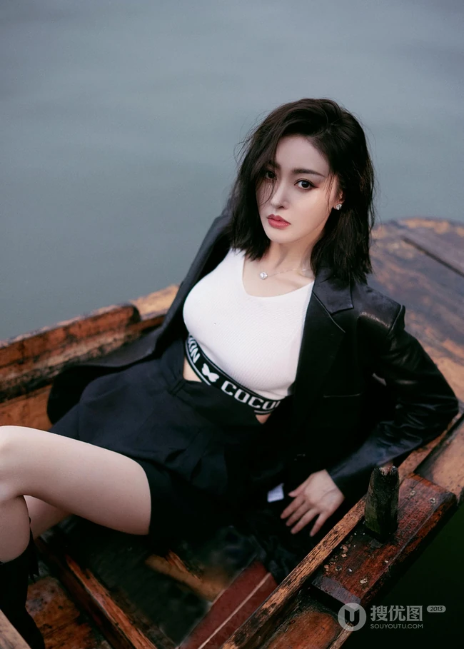 张天爱四月西湖小船酷飒写真，皮衣背心搭短裤尽显修长线条感身材