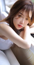 浅粉白皙圆脸可爱女生肩带白衣短裤休闲居家服清新写真照