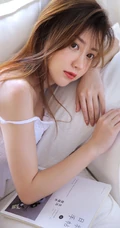 浅粉白皙圆脸可爱女生肩带白衣短裤休闲居家服清新写真照
