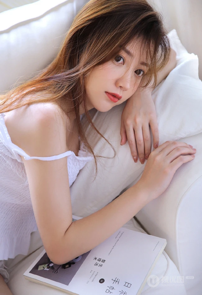 浅粉白皙圆脸可爱女生肩带白衣短裤休闲居家服清新写真照