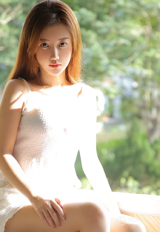 浅粉白皙圆脸可爱女生肩带白衣短裤休闲居家服清新写真照