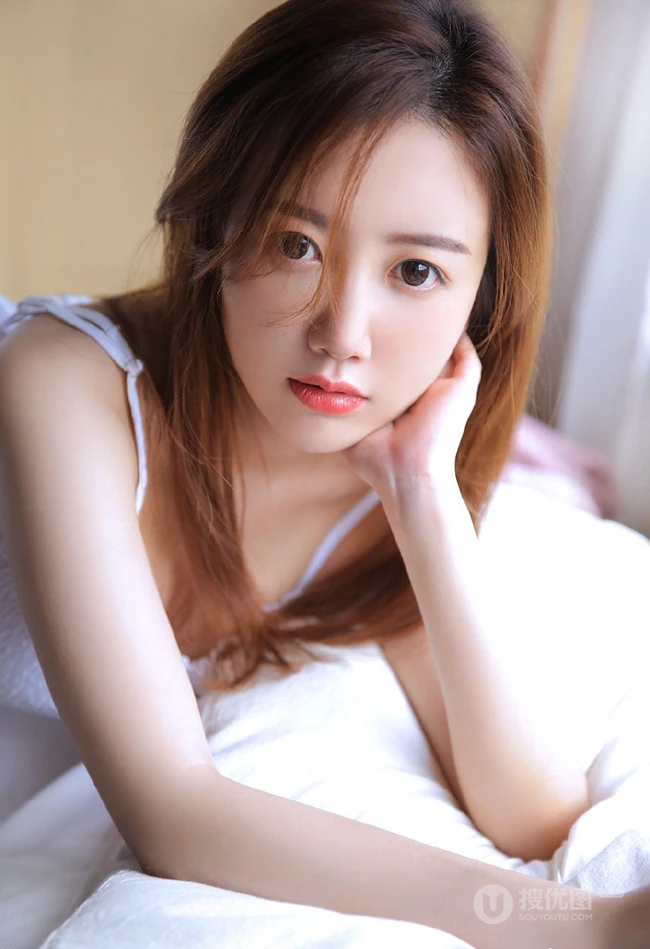 浅粉白皙圆脸可爱女生肩带白衣短裤休闲居家服清新写真照