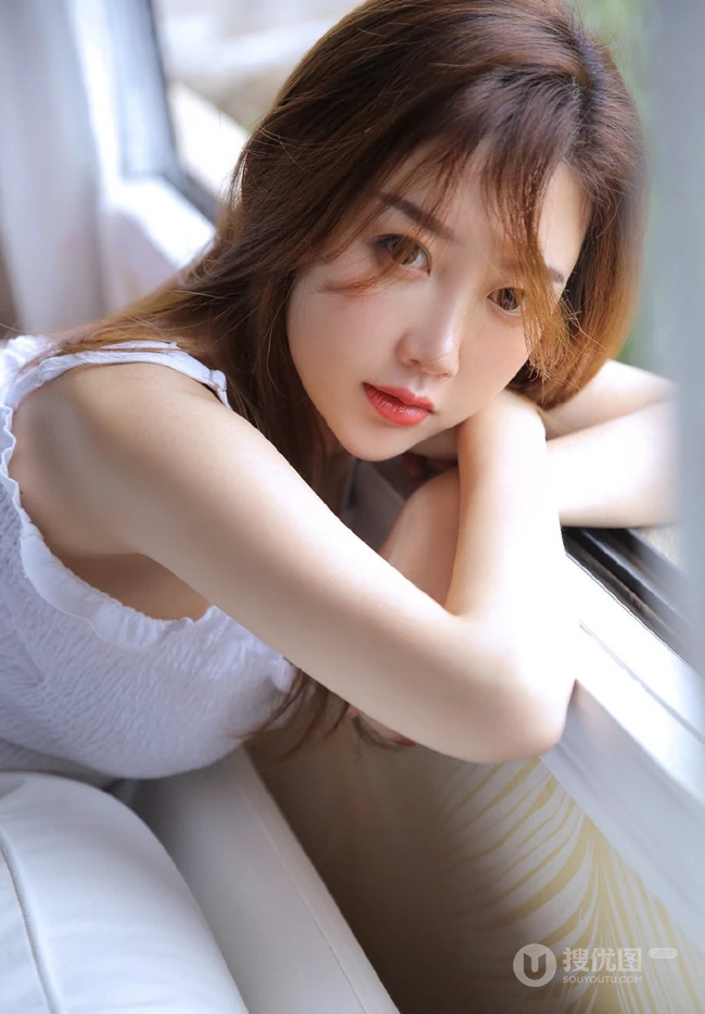 浅粉白皙圆脸可爱女生肩带白衣短裤休闲居家服清新写真照