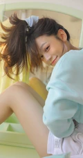 午后享受阳光的马尾辫漂亮少女蓝衣短裤尽显线条感写真图片