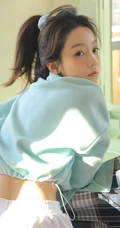 午后享受阳光的马尾辫漂亮少女蓝衣短裤尽显线条感写真图片