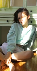 午后享受阳光的马尾辫漂亮少女蓝衣短裤尽显线条感写真图片