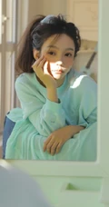 午后享受阳光的马尾辫漂亮少女蓝衣短裤尽显线条感写真图片