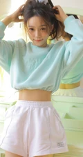 午后享受阳光的马尾辫漂亮少女蓝衣短裤尽显线条感写真图片