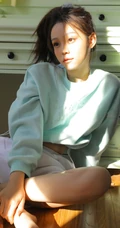 午后享受阳光的马尾辫漂亮少女蓝衣短裤尽显线条感写真图片