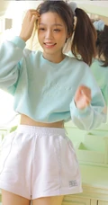 午后享受阳光的马尾辫漂亮少女蓝衣短裤尽显线条感写真图片