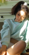 午后享受阳光的马尾辫漂亮少女蓝衣短裤尽显线条感写真图片
