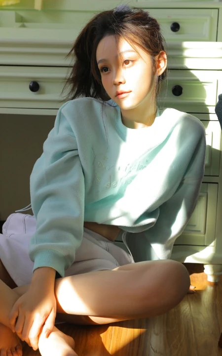 午后享受阳光的马尾辫漂亮少女蓝衣短裤尽显线条感写真图片