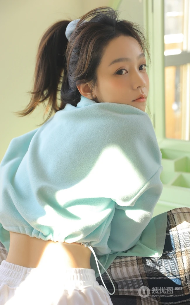 午后享受阳光的马尾辫漂亮少女蓝衣短裤尽显线条感写真图片