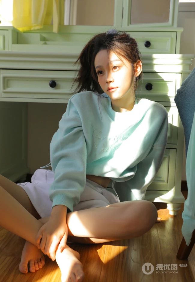 午后享受阳光的马尾辫漂亮少女蓝衣短裤尽显线条感写真图片