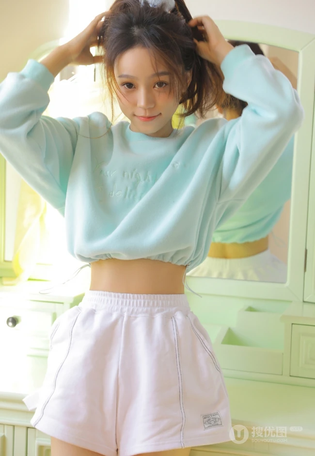 午后享受阳光的马尾辫漂亮少女蓝衣短裤尽显线条感写真图片