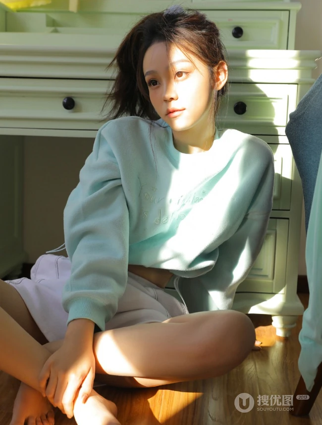 午后享受阳光的马尾辫漂亮少女蓝衣短裤尽显线条感写真图片